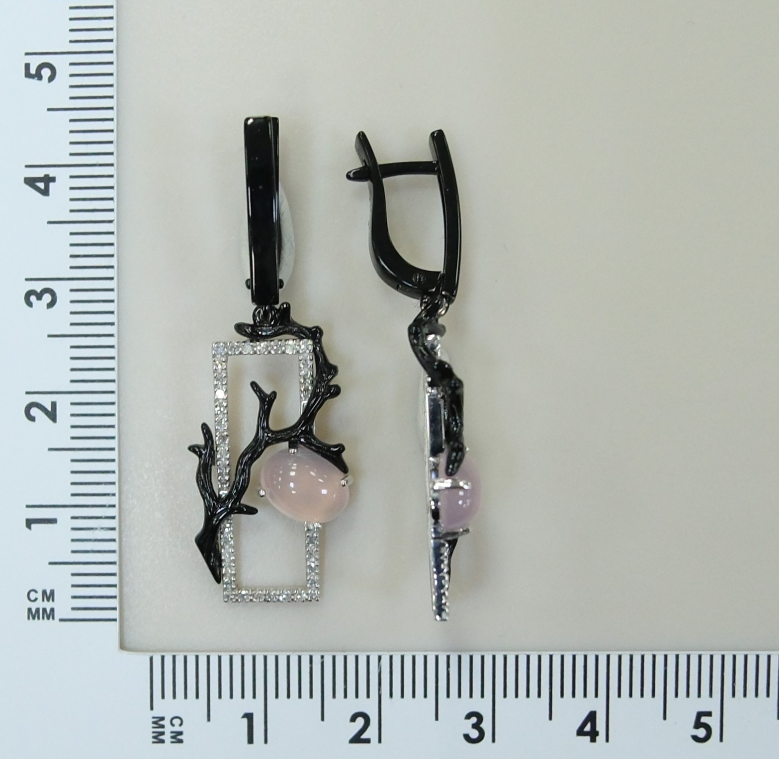 Серьги из белого золота с ониксами